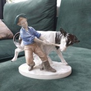 Porcelanowa figurka GDR chłopiec z bykiem 