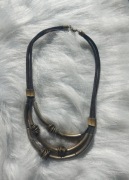 Ozdobą na rzemyku z metalowymi ozdobami