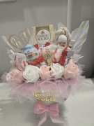 Kielich komunijny z róż mydlanych Raffaello i czekoladek Kinder. 