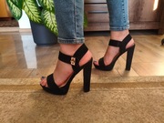 Czarne sandały na wysokim słupku, mega wygodne i stabilne.