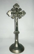 Metalowy krucyfiks (krzyż ołtarzowy lub kolędowy)