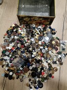 Duży zestaw starych guzików skrzynka metalowa PRL DDR 