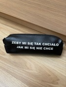Piórnik czarny z napisem Żeby mi się tak chciało jak mi się nie chce
