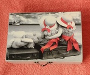 PREZENT - dziewczynki w kapeluszach na walizce. Misie, samolot, morze.