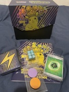 ETB Surging Sparks - cała zawartość bez boosterów i karty promo.