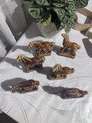 Vintage zestaw ceramicznych figurek koni, brązowe szkliwo