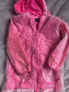 Płaszczyk przeciwdeszczowy i sukienki 