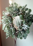 Wianek na drzwi zimowy świąteczny eukaliptus domki 65 cm rękodzieło