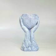 Donica serce w dłoniach dekoracja , ozdoba , prezent