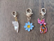 Zestaw 3 breloczków, zawieszek. Kot, kwiat