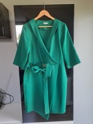 Krutka elegancka sukienka, butelkowa zieleń