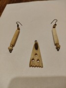Komplet wisior kolczyki rzeźbiony kamień styl tribal 