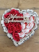 Drewniany box serce z różami mydlanymi i Raffaello / Kinder – prezent