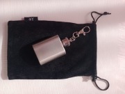 Mała piersiówka na klucze.