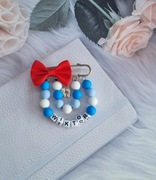 Przypinka , broszka do wózka z czerwoną kokardą