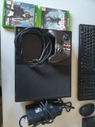 Xbox one 500gb + pad + 2 gry