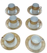 Sześć filiżanek z talerzykami