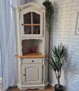 Odnowiony narożny kredens w kolorze kaszmirowym