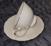 Elegancka Filiżanka ze Spodkiem VERONI – Klasyczna Biel i Złoto