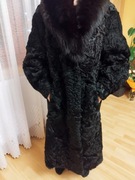 Futro naturalne z karakułów z kołnierzem z lisa