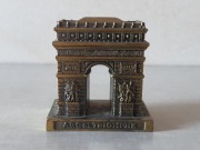 Miniaturowa replika Łuku Triumfalnego (Arc de Triomphe) - pamiątka z Paryża