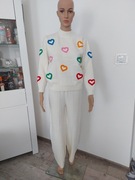 Komplet kremowy z dzianiny , prosta nogawka , sweter w serca