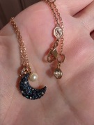 Oryginalny naszyjnik Swarovski – księżyc, niebieskie kryształy, rose gold