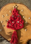 Świąteczna dekoracja handmade – makrama choinka do zawieszenia czerwona