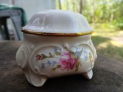 Pojemniczek, puzderko porcelanowe owalne 10x7x7