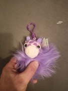 brelok z pluszowym pomponem w kształcie fioletowej żyrafy,