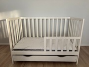 Łóżeczko drewniane z szufladą w kolorze białym + materac Rücken 120X60