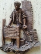 CIEKAWA  DUŻA PŁASKORZEZBA  ŚCIENNA..MURARZ  ..PRZY PRACY !!!!