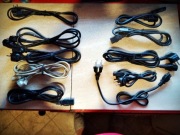 Przewody, kable zasilające AC do komputera.