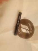 Maskara  pogrubiajająca i wydłużająca rzęsy.