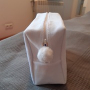 kosmetyczka Clarins biała urocza i pluszowa z pomponikiem