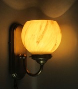 Para mosiężnych kinkietów - unikalne, marmurkowe klosze.