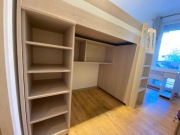 Łóżko piętrowe z szafą i półkami 