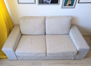 Dwuosobowa jasnoszara sofa 