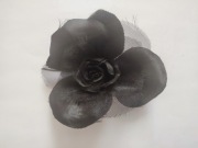 Kwiatek róża chińska z materiału broszka 12 cm czarny