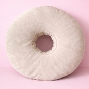 Poduszka do piercingu donut do przekłuwania uszu i spania beżowy 35 cm