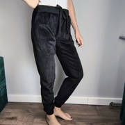 Czarne dresy welurowe damskie 