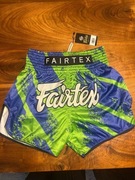 SPODENKI MUAY THAI FAIRTEX – NIEBIESKO-CZERWONE, ROZMIAR M