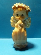 figurka ceramiczna - Aniołek klęczący na dłoni
