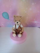 Miś chłopiec z balonikiem z masy cukrowej na tort