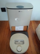 robot Lefant T1 wraz z automatyczną stacją czyszczącą. 