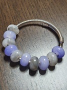 Lekka jak piórko bransoletka w tonacji szaro-wrzosowej