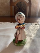 Porcelanowa figurka dziewczynka ubrana tradycyjnie
