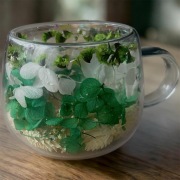 Kubki szklane z kwiatami 