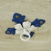 Wieszak Hak Uchwyt sufitowy kuty na doniczkę - niebiesko - biały (W75)