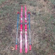 Narty cztery pary z kijkami 